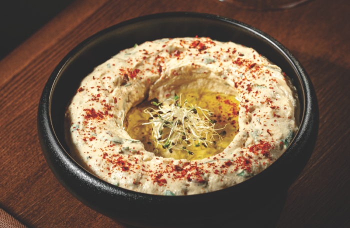 Hummus cu carne și muguri de pin